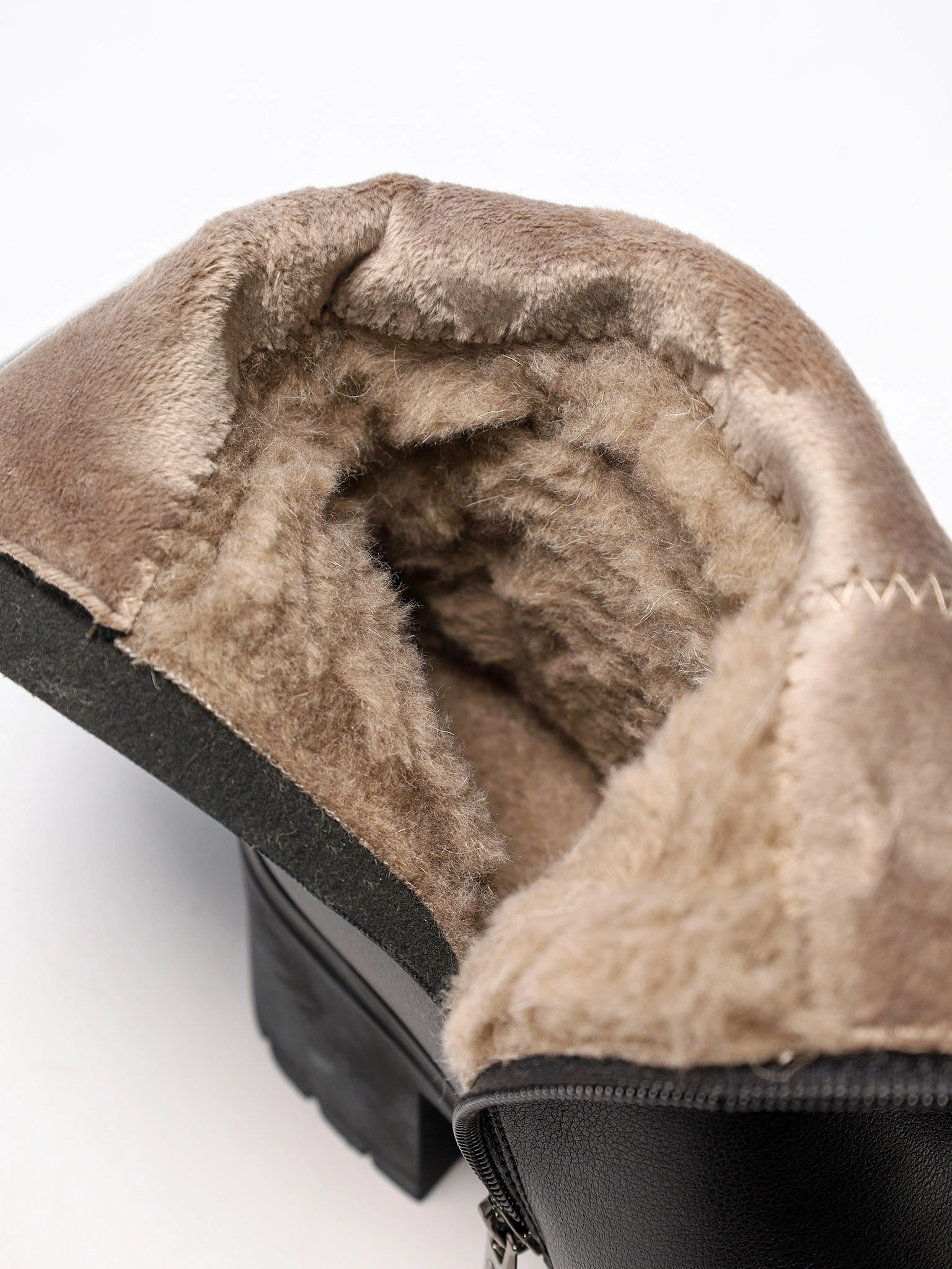 Сапоги черного цвета из натуральной кожи на высоком каблуке